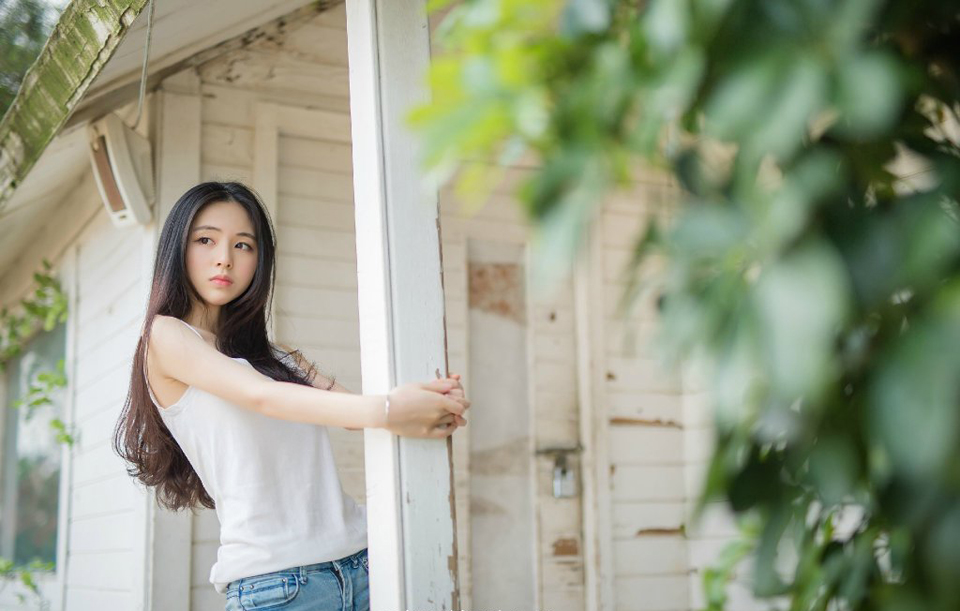 花一些时间，总会看清一些事。经历一些事情，总会看清一些人。不管爱情友情亲情，都是易碎品，一旦出现过裂缝，便很难恢复原貌；不论是谁对不起谁，那裂缝都如同两面刃，一面伤人一面伤己。一些事情，当我们年轻的时候，无法懂得，当我们懂得的时候，已不再年轻。